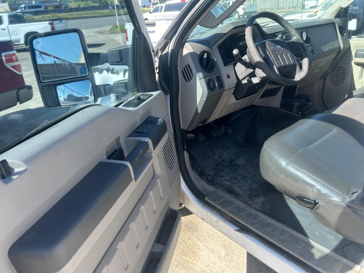 2010 White Ford F-250 SD XL 2WD (1FTNF2A56AE) with an 5.4L V8 SOHC 16V engine, located at 1687 Business 35 S, New Braunfels, TX, 78130, (830) 625-7159, 29.655487, -98.051491 - Photo#7